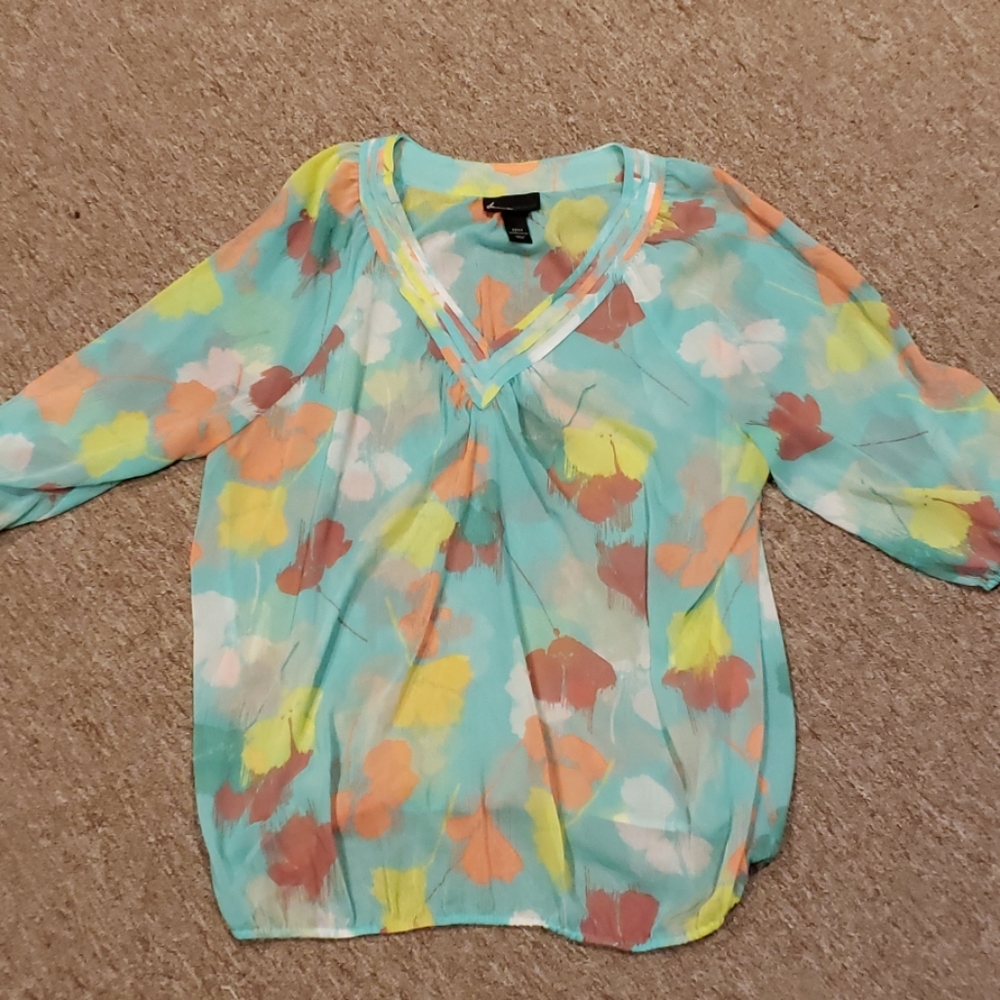 Light overlay 3/4 length sleeve top